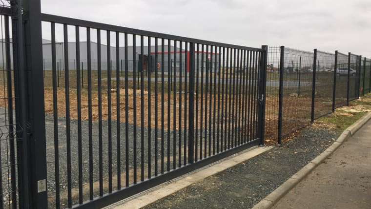 Pose d’un portail coulissant industriel et de clôture
