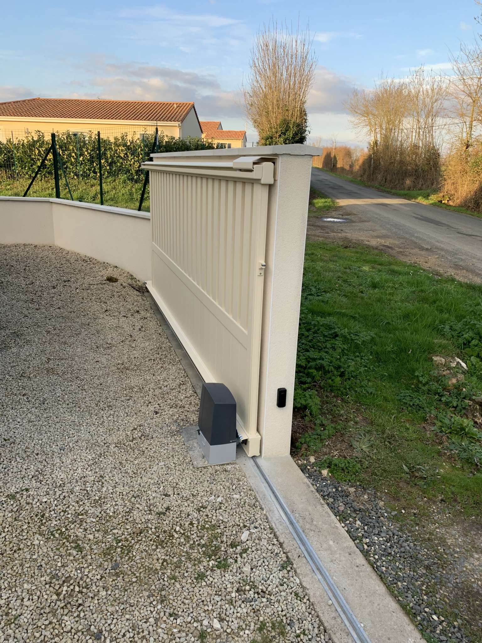 Installation portail coulissant motorisée AEG Systems