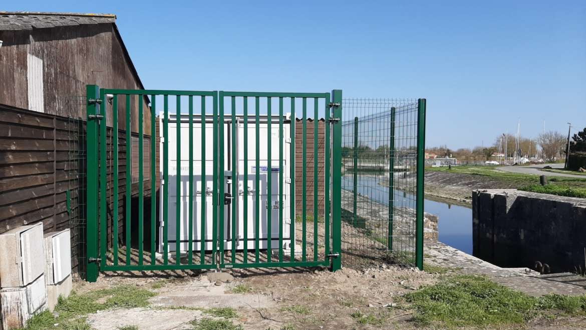 Installation clôture et portail battant industriel – Installation grille rigide