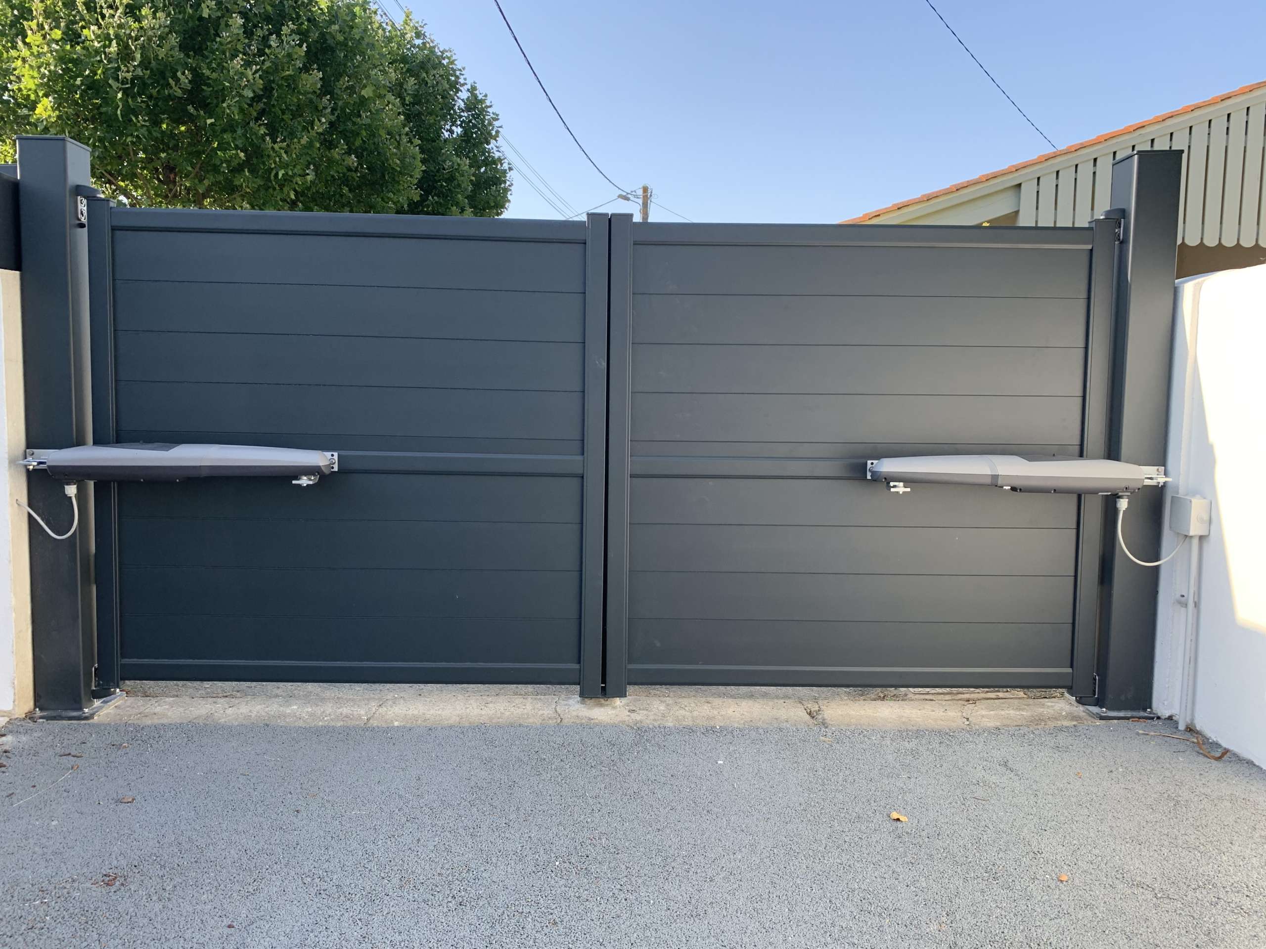Portail battant Aluminium et sa motorisation à vérin - AEG Systems